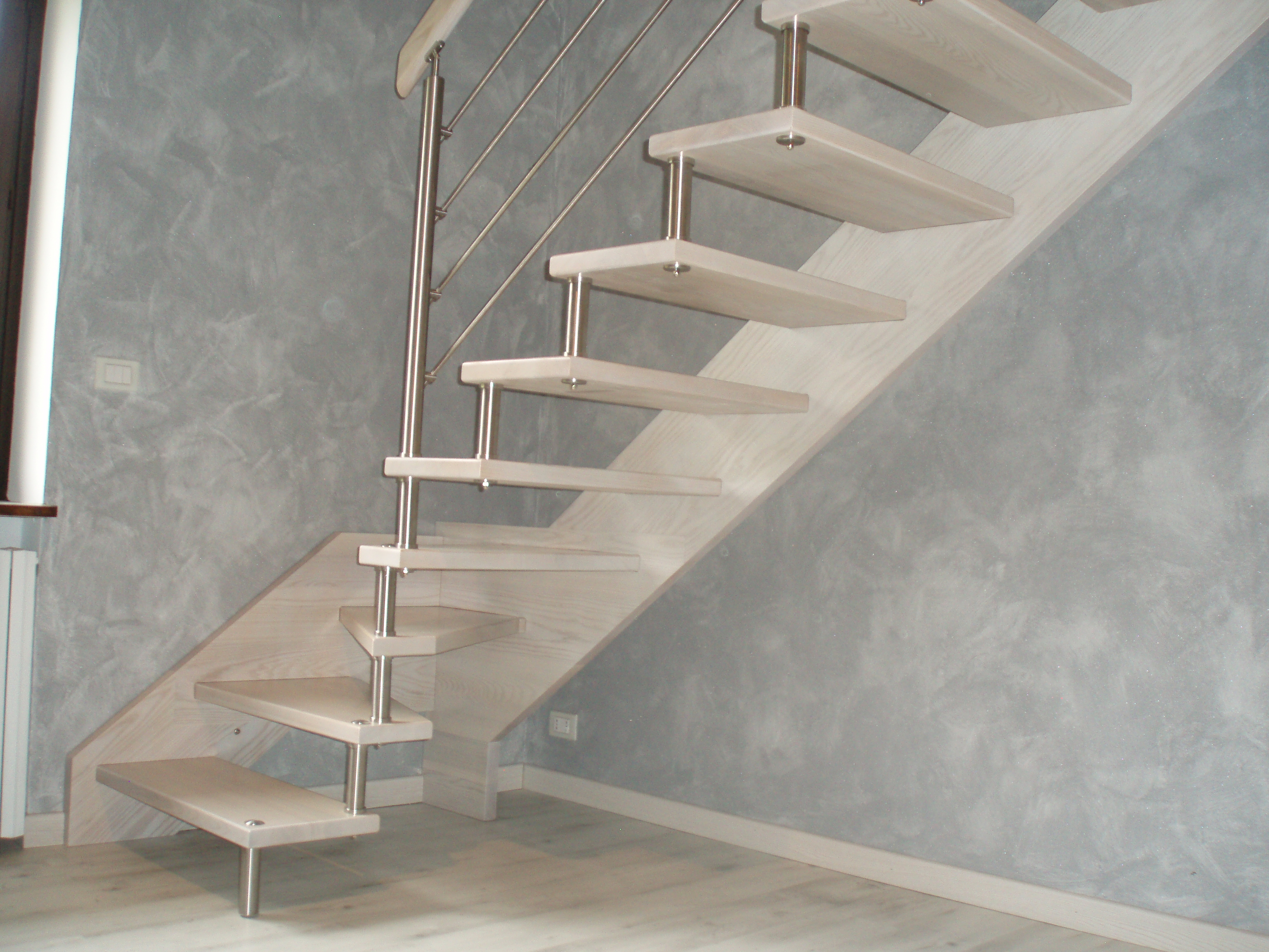 Scale interne in legno e metallo, scale a giorno, in acciaio inox, scale economiche, produzione ...