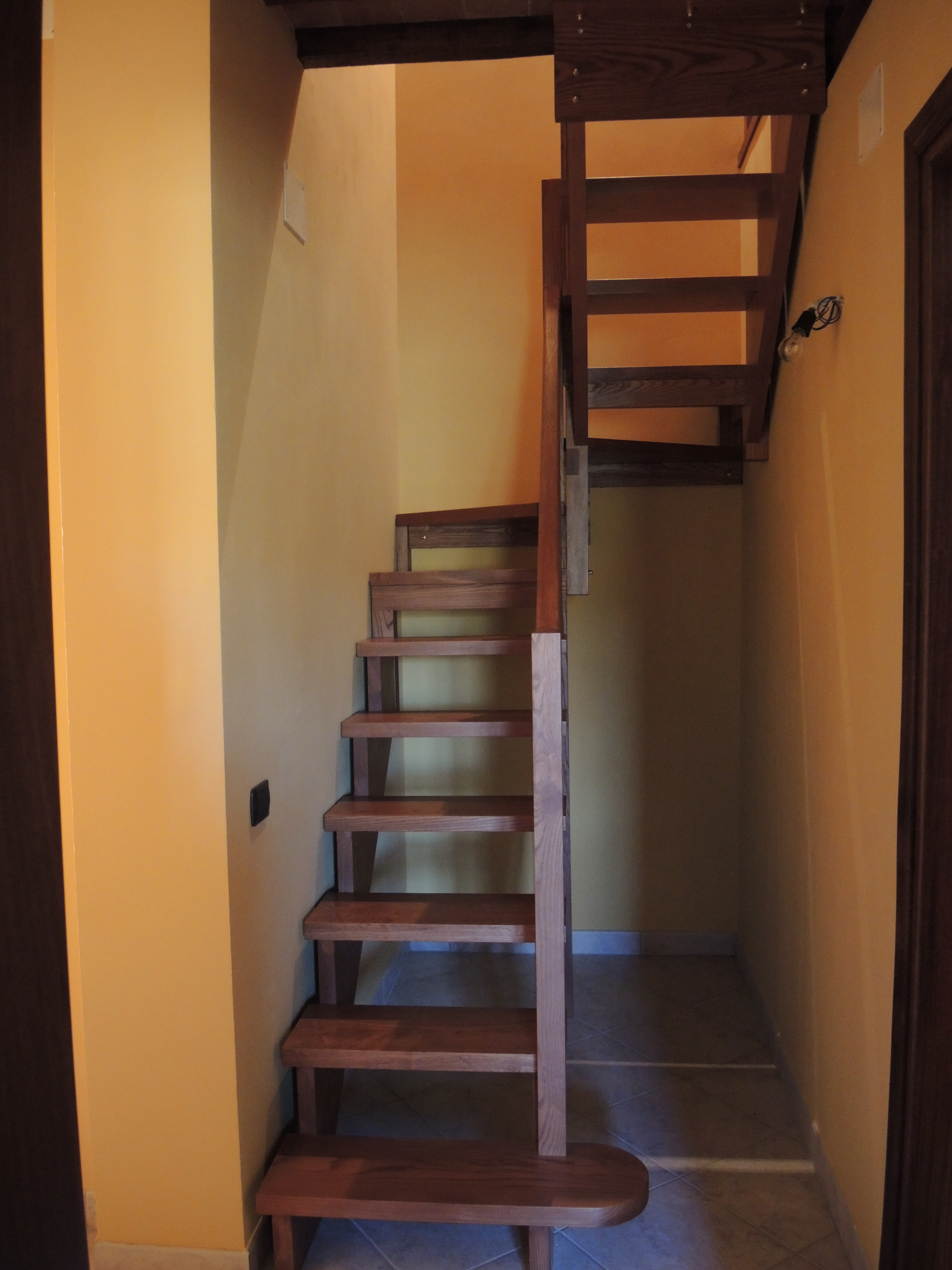 Scale interne in legno e metallo, scale a giorno, in acciaio inox, scale economiche, produzione ...
